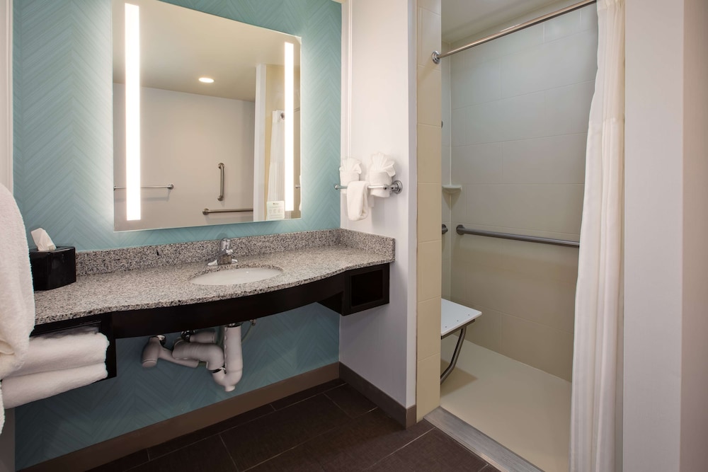 Room, 2 Queen Beds, Accessible, Bathtub