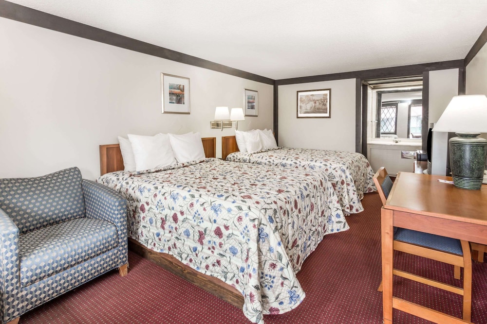 Standard Room, 2 Queen Beds - Photo 1