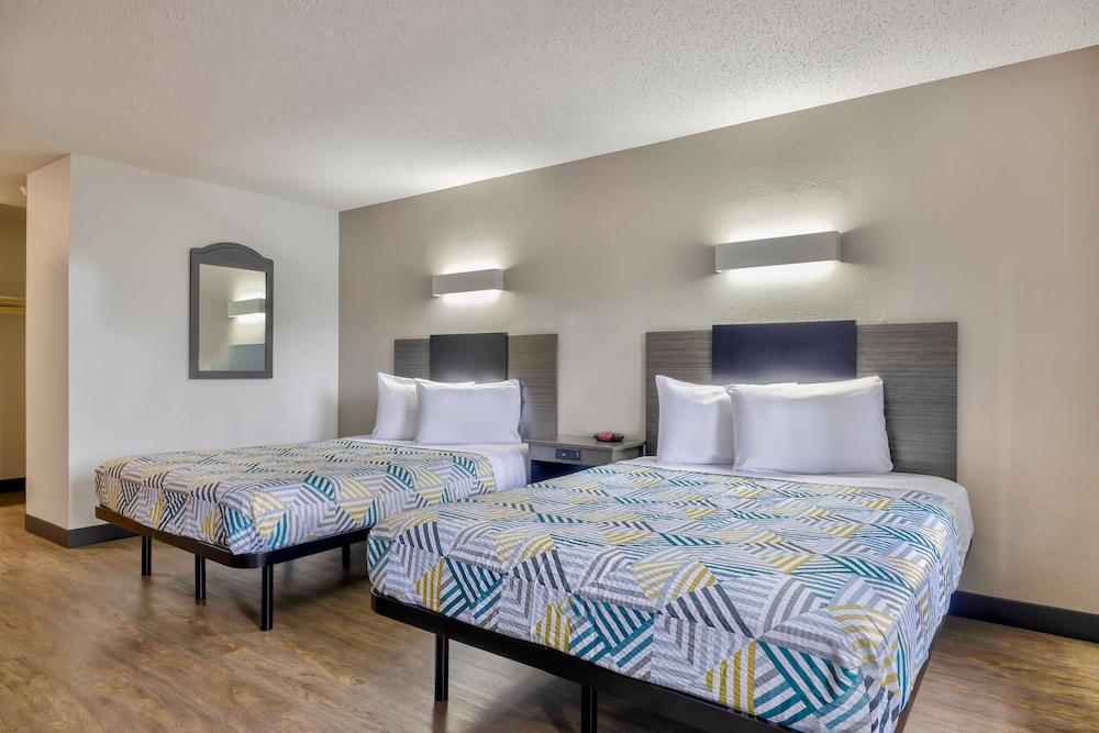 Deluxe Room, 2 Queen Beds, Smoking, Kitchenette - Photo 3