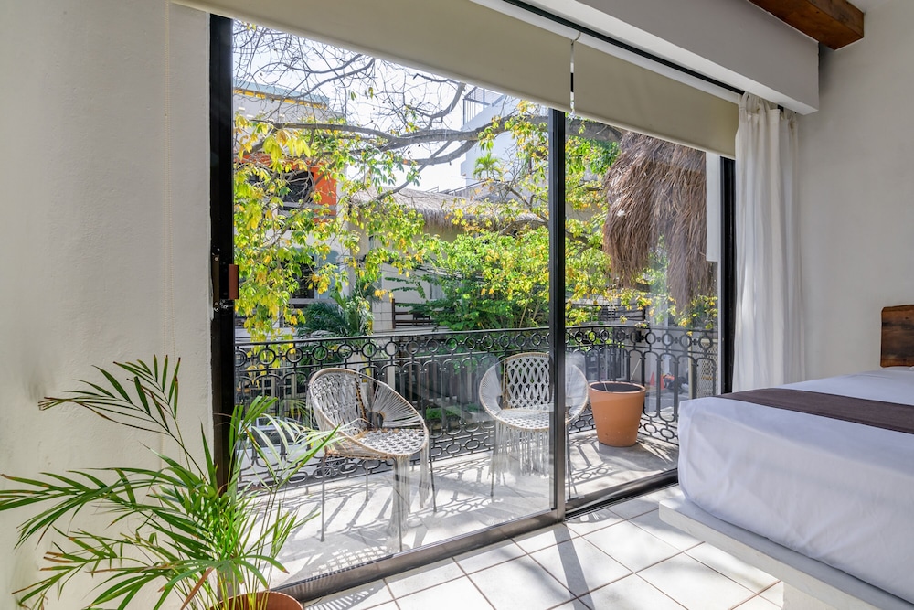 Deluxe King Room with Balcony and City Views - Photo 10