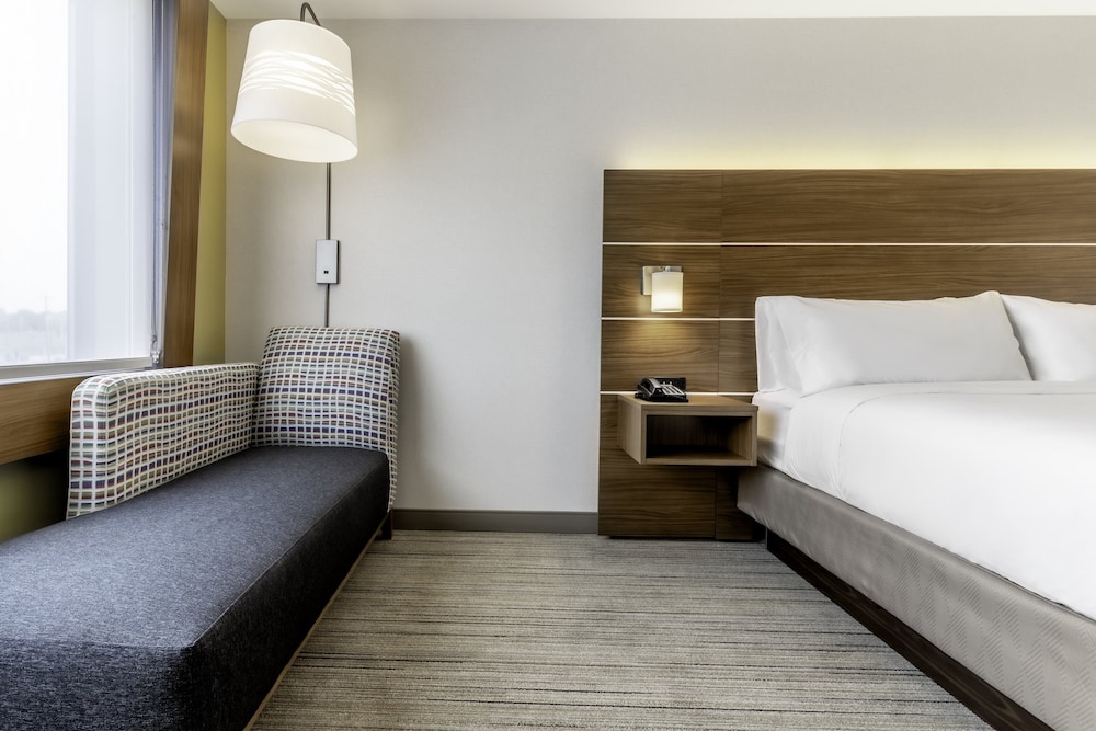 Standard Room, 1 King Bed, Accessible (Communications) - Photo 4