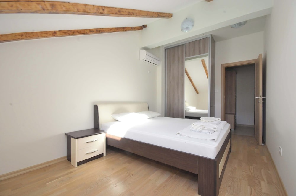 Deluxe Apartment, 4 Bedrooms (A4)