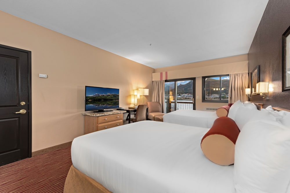 Deluxe Room, 2 Queen Beds, Patio, Lake View (Ground Floor)