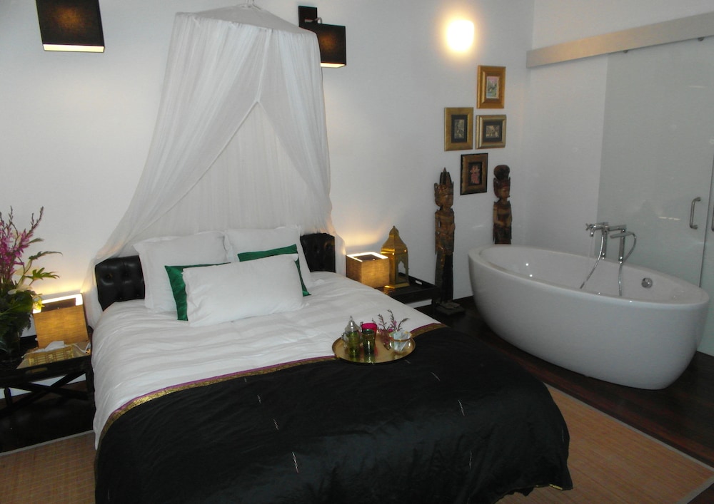 Honeymoon Double Room, Bathtub photo 2