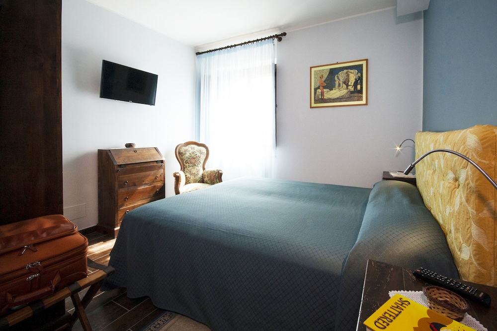 Classic Suite, 1 King Bed, Private Bathroom, Garden View
