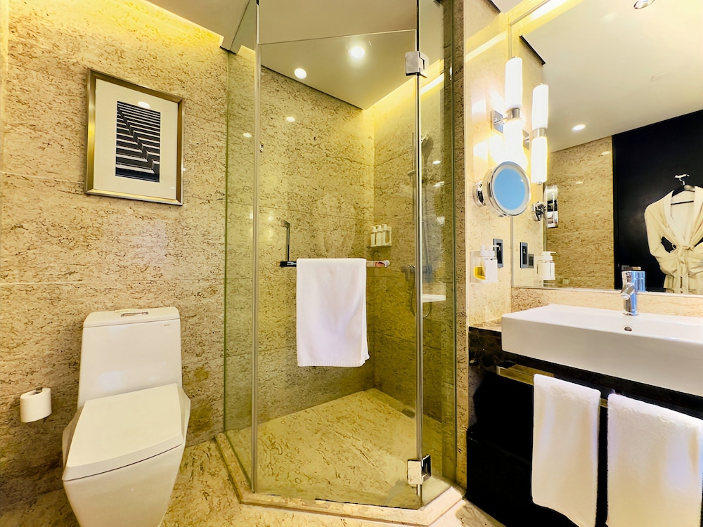 Premium Room, 1 King Bed, Smoking, Club Lounge Access (High Floor) - Photo 2