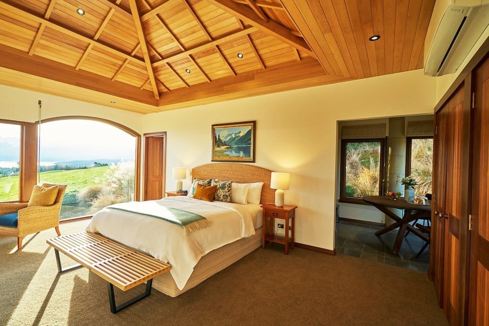 Premier Suite, 1 King Bed, Lake View photo 1