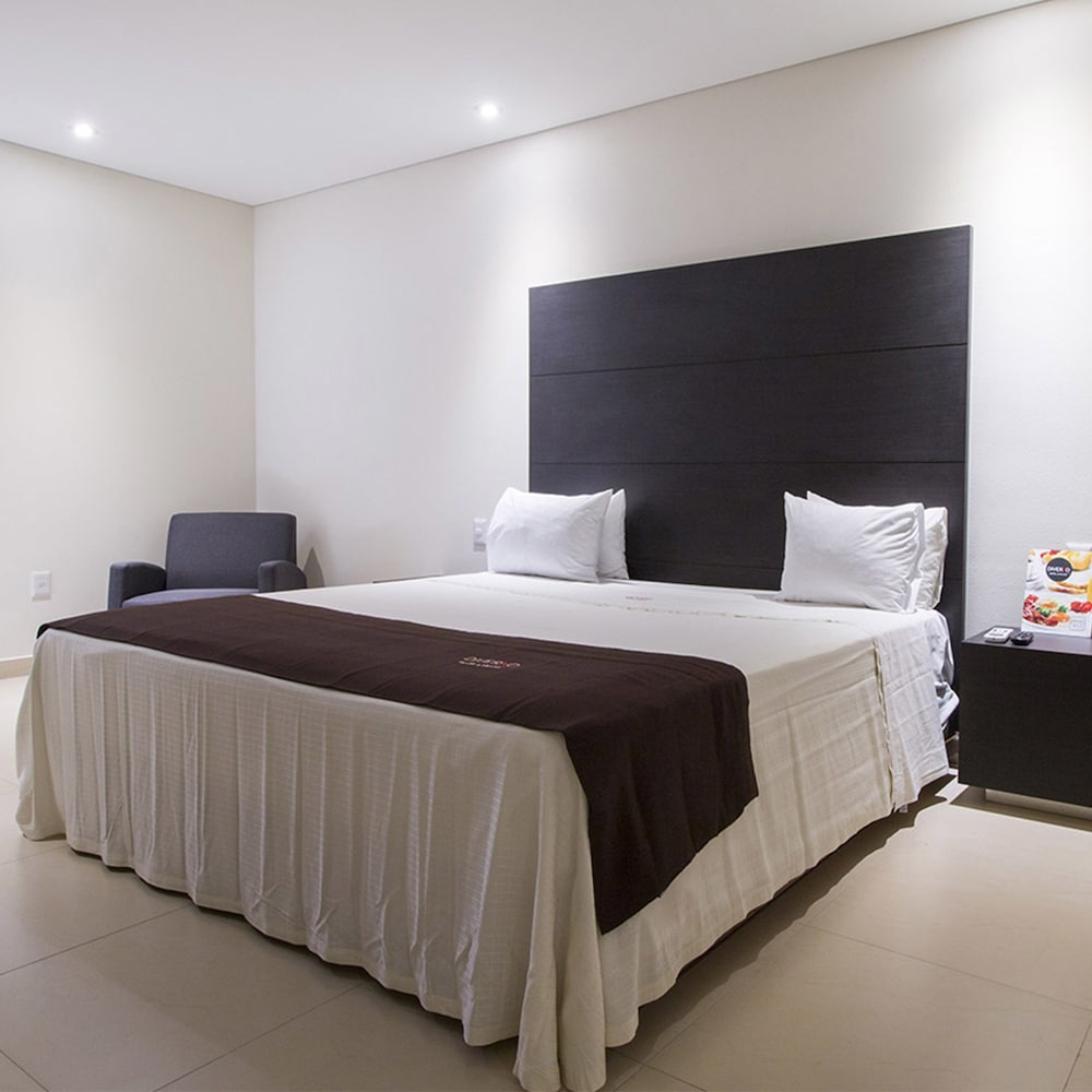 Deluxe Suite, Jetted Tub