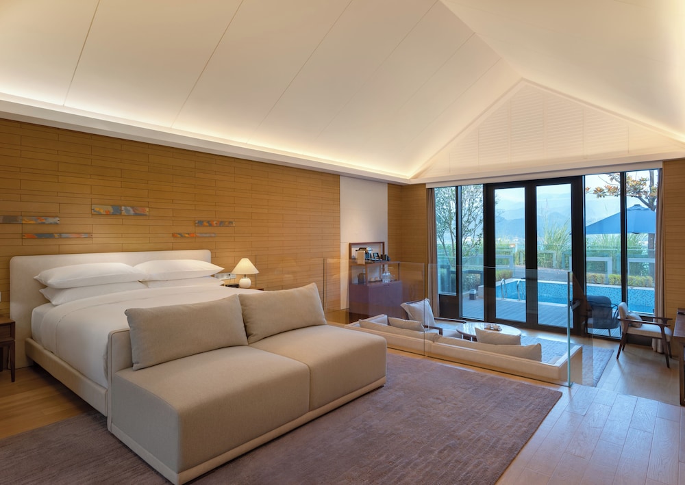 Deluxe Villa, 1 King Bed, Lake View - Photo 1