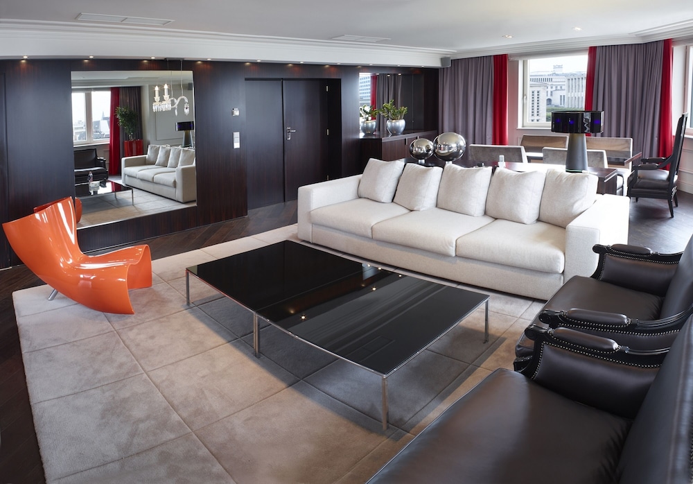 Presidential Suite, Club Lounge Access