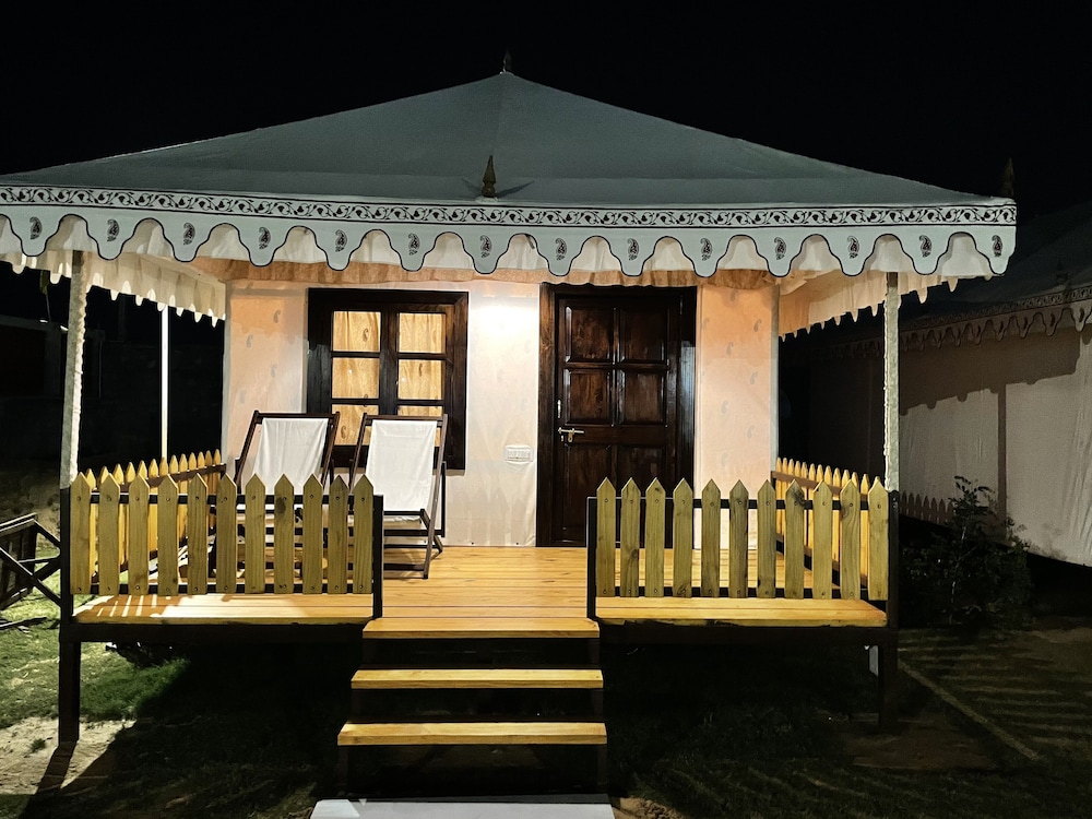 Sunrise Tent with Tub photo 2