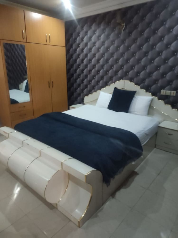 Executive Suite - Photo 12
