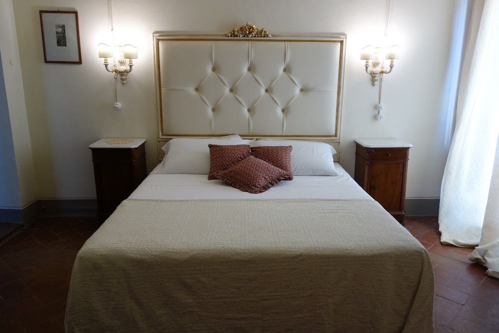 Deluxe Suite, 1 King Bed, Refrigerator, Executive Level photo 3