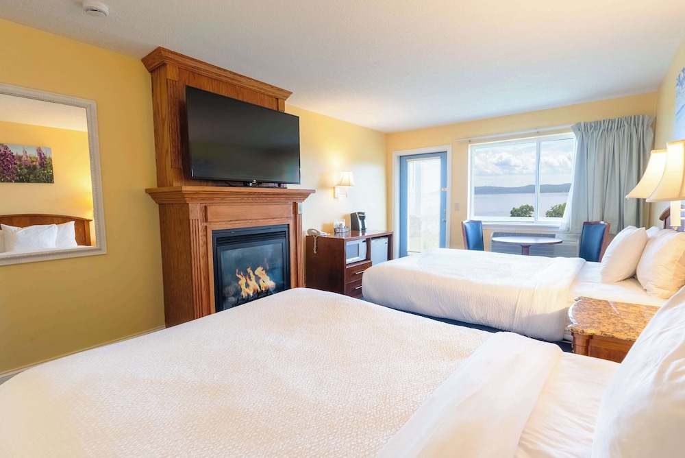 Deluxe Room, 2 Queen Beds, Fireplace, Bay View - Photo 2