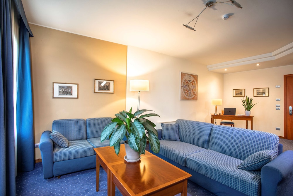 Junior Suite, 1 King Bed, Non Smoking (Sofabed is a double bed) - Photo 5