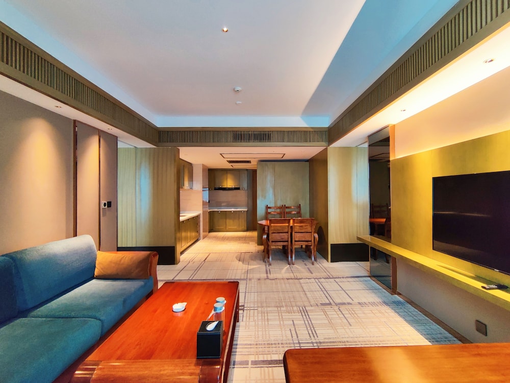 Signature Suite, 1 King Bed, City View photo 2