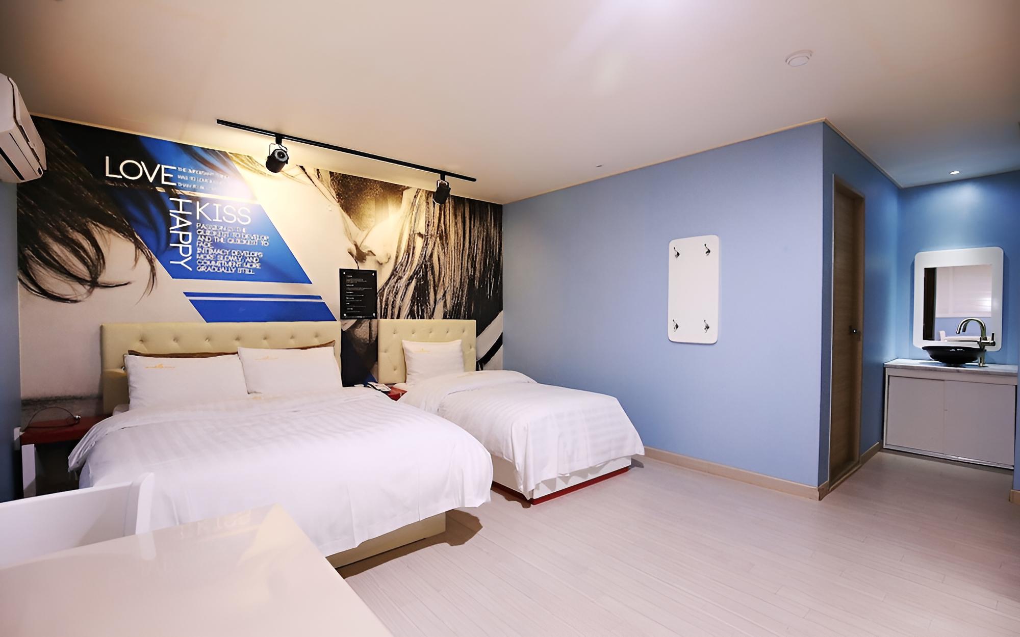 Room (Twin bed (75 inch TV + whirlpool + Ne) - Photo 2