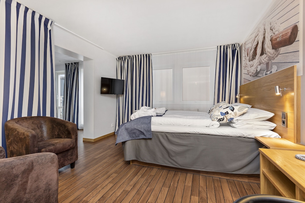 Suite, 1 Queen Bed, Balcony, Sea View photo 1