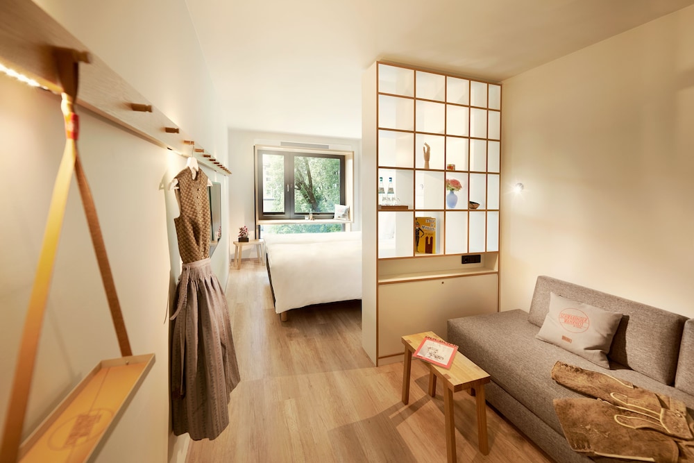 Room, Courtyard View (Compact)