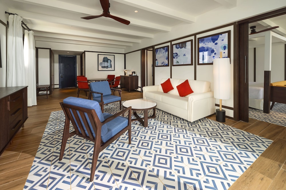 Privilege Swim up Master Suite - Photo 4