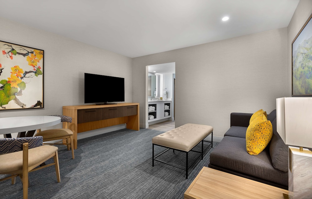 Executive Suite, 1 King Bed - Photo 2