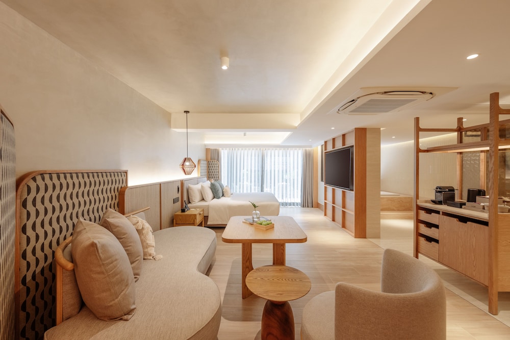 Deluxe Suite King Bed with Bathtub and Terrace photo 3