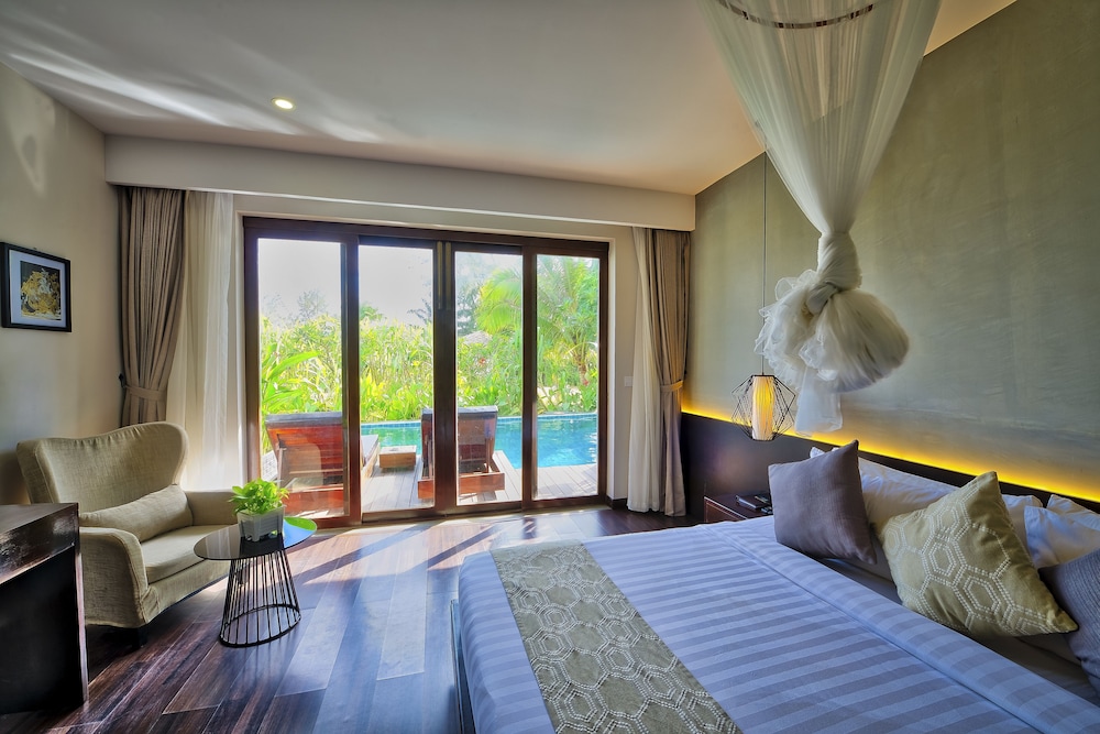 Superior Room, Pool Side photo 3