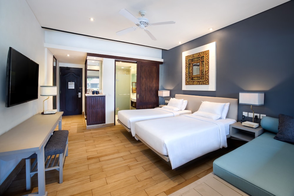 Deluxe Room, 2 Twin Beds, Pool Access - Photo 1