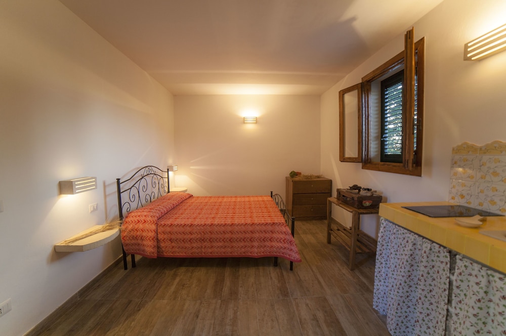 Romantic Studio Suite, 1 Queen Bed, Kitchenette, Annex Building photo 1