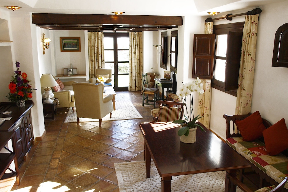 Family Suite (Deluxe 2 Rooms)
