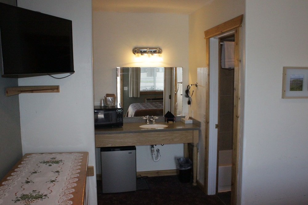 Motel, Fishing Bridge (117) - King, Private Bath, Tub/Shower, TV, MW, F, Street side photo 2