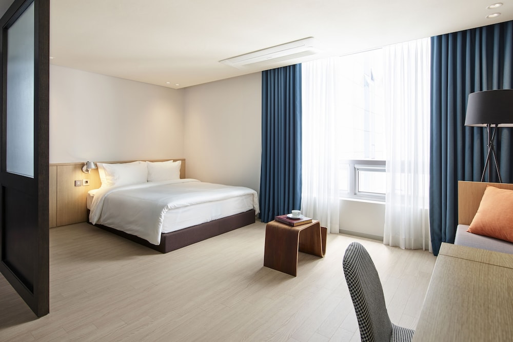 Room, Accessible photo 1