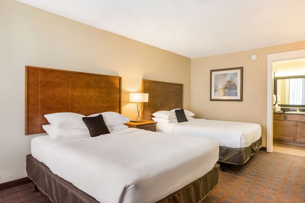 Room, 2 Queen Beds, Non Smoking, Courtyard View photo 2