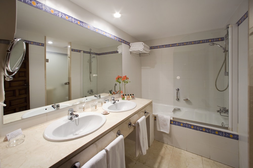 Standard Twin Room - Photo 4