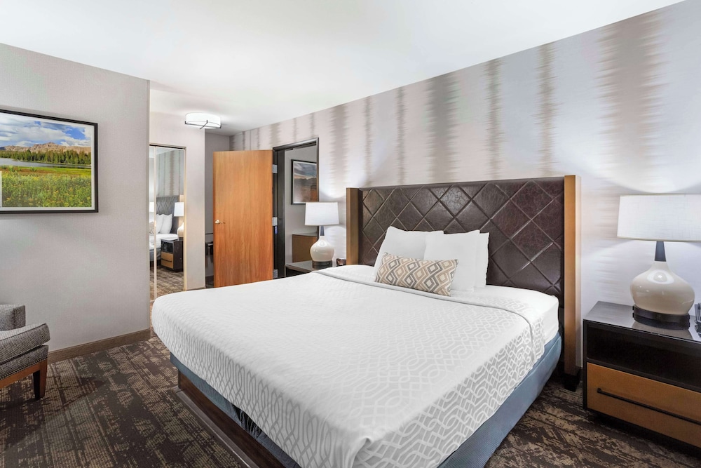 Suite, 1 King Bed, Non Smoking - Photo 4