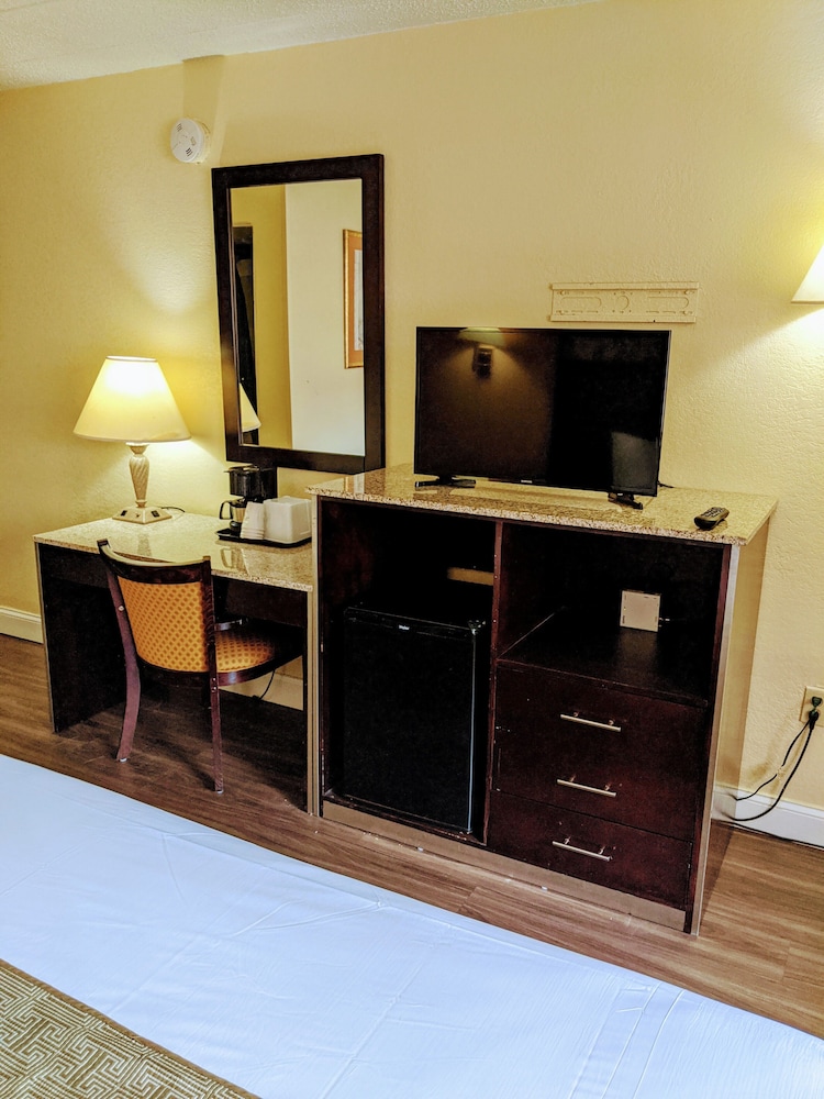 Basic Single Room, 1 King Bed, Smoking - Photo 7