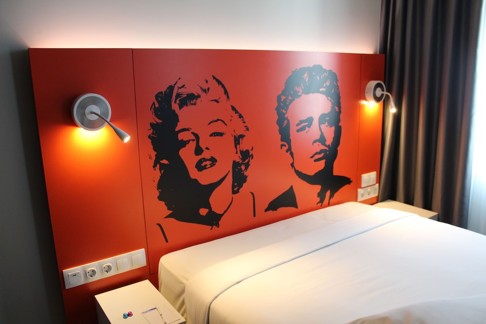 Single Room (Airport View)