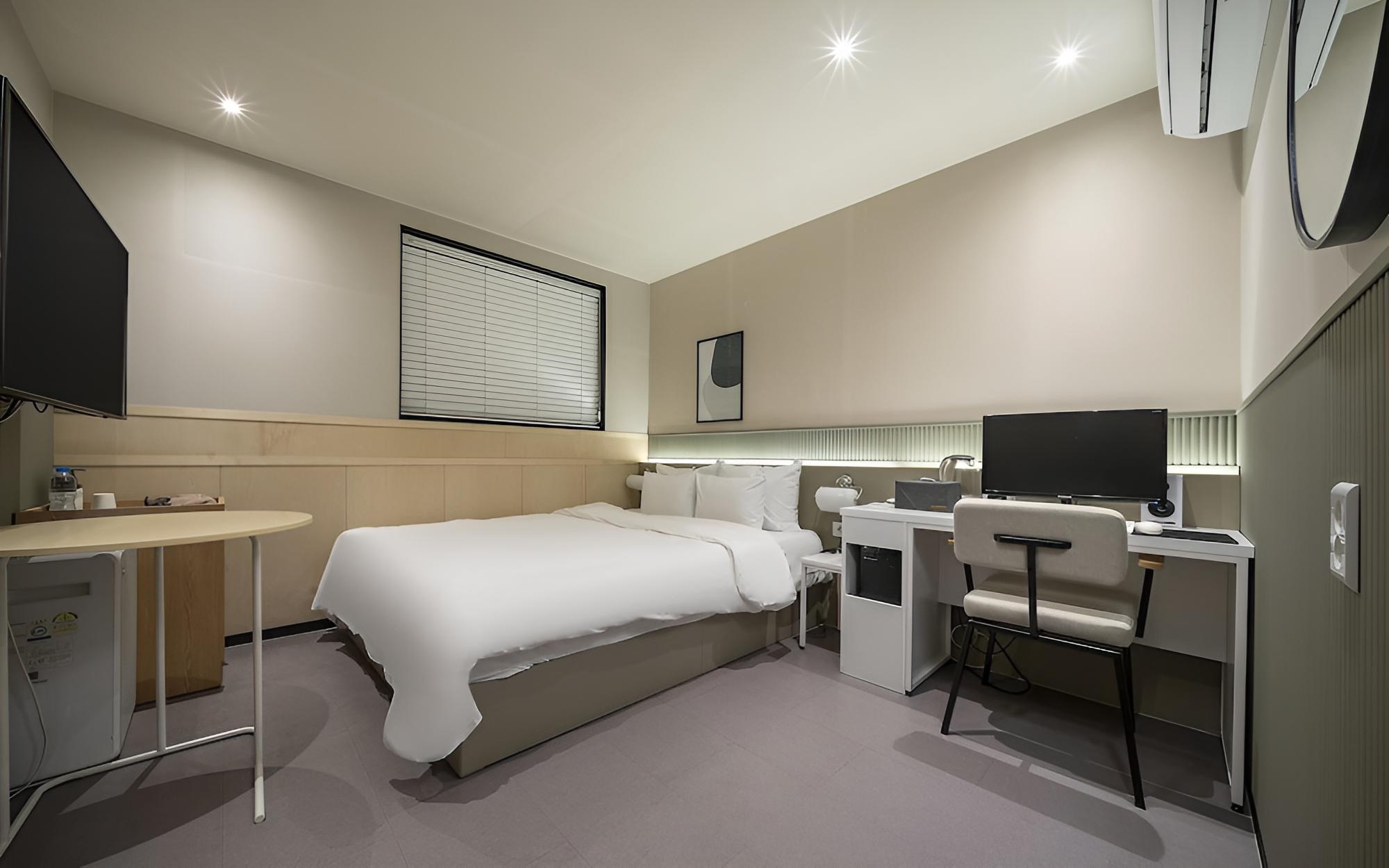 Room (Premium (Non-smoking)(OTT)) - Photo 1