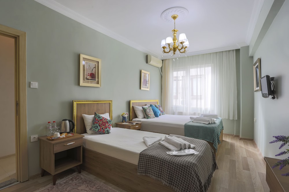 Standard Triple Room, Multiple Beds, Partial Sea View photo 1