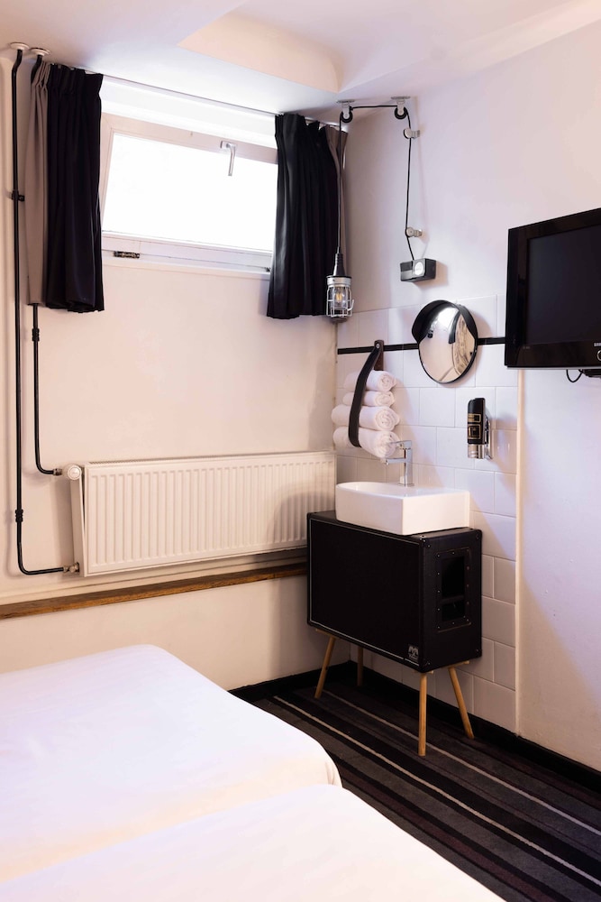 Basic Double / Twin Room with Shared Bathroom in Basement photo 3