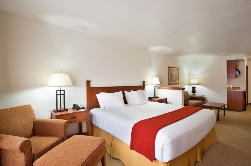 Suite, 1 King Bed with Sofa bed (Low Floor, Wet Bar) - Photo 2