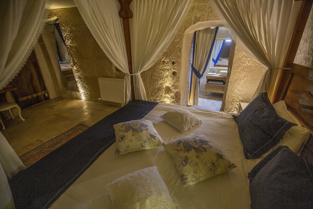 Honeymoon Suite (Cave) photo 1