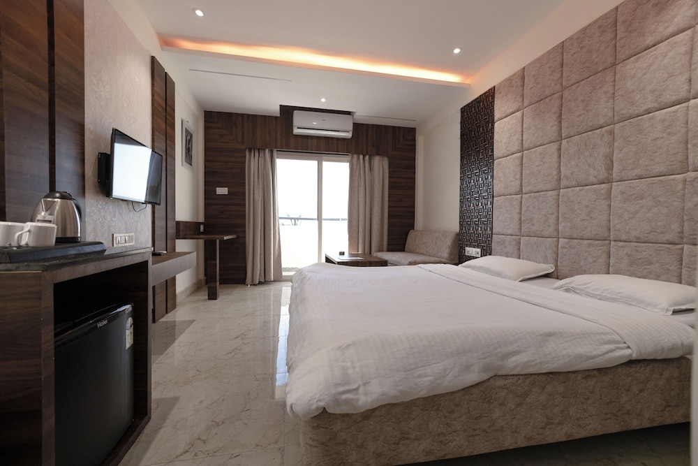Superior Double Room, 1 King Bed, City View photo 2