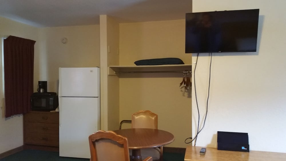 Standard Room, 2 Queens and 1 Full Bed photo 2