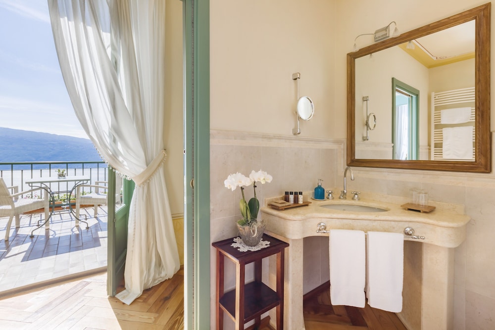 Signature Room Villa with Terrace and Lake View - Photo 1