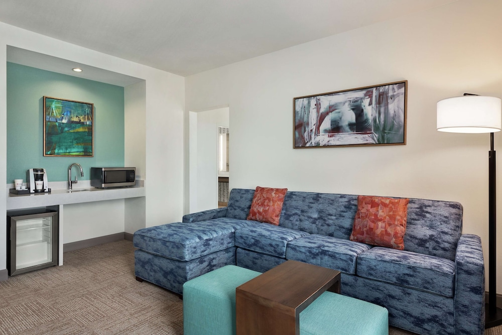 King Suite, Mobility & Hearing Accessible with Roll-In Shower - Photo 2