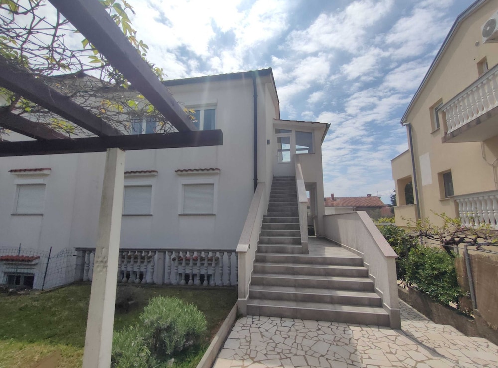 Apartment (Classic Two Bedroom Apartment with Se)