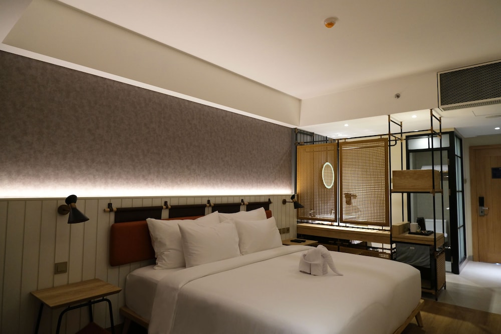 Premier Double Room (Room Only) - Photo 8