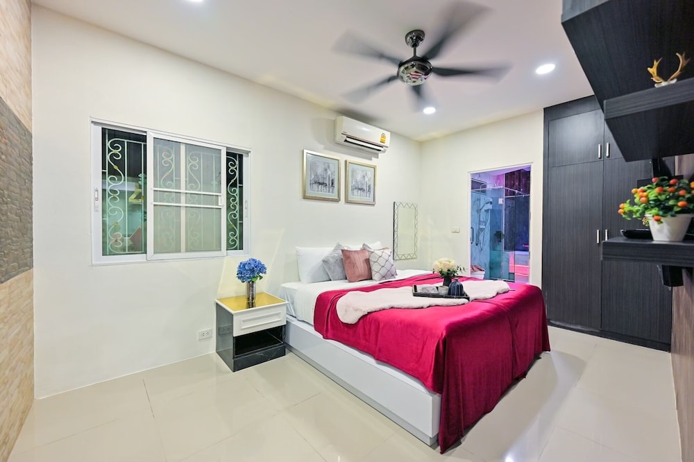 Luxury Villa - Photo 1