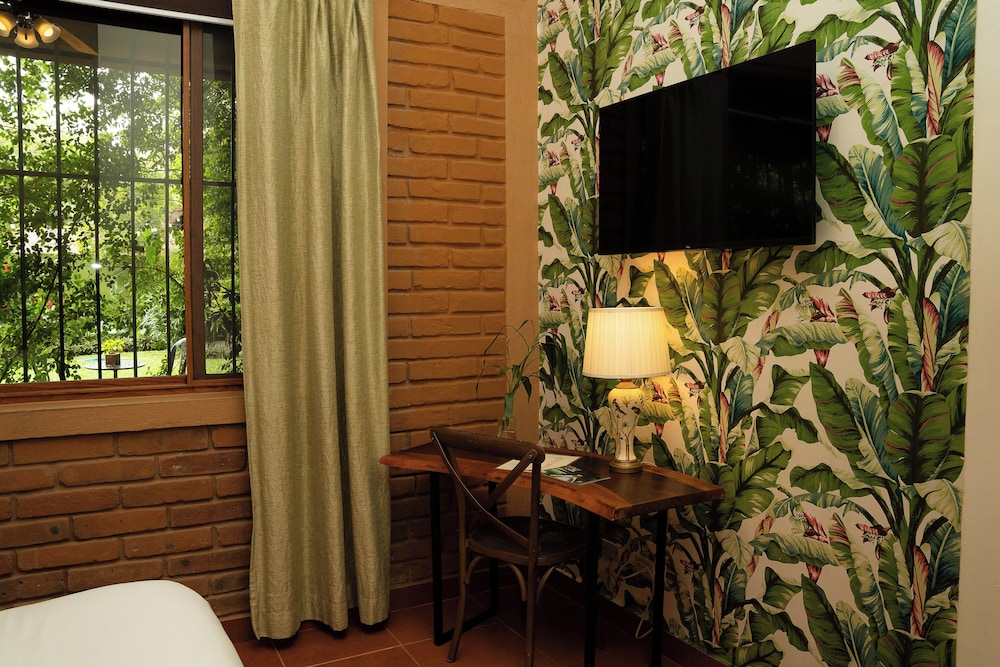 Deluxe Room, 1 Queen Bed photo 2